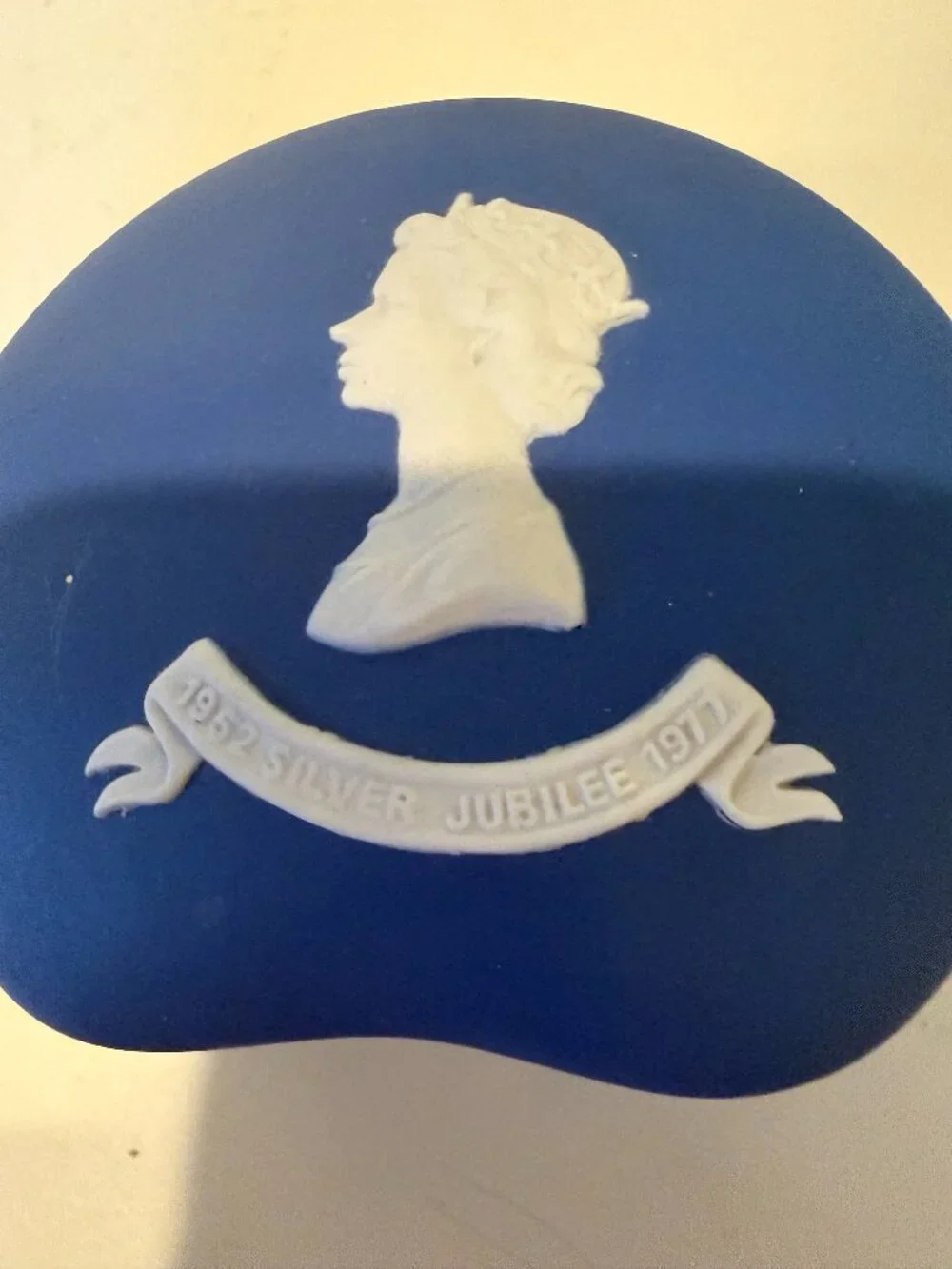 1977 WEDGWOOD JASPERWARE QUEE ELIZABETH II SIVER JUBILEE TRINKET BOX Dark Blue